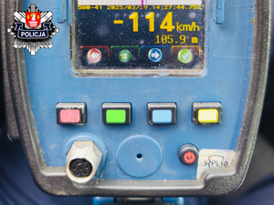 zdjęcie miernika laserowego z zarejestrowaną prędkością 114 kilometrów na godzinę