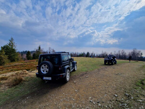 pojazd strazy lesnej i zatrzymany quad