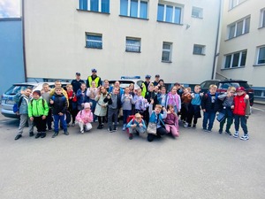 dzieci wraz z policjantami ruchu drogowego i dzielnicowymi pozują do zdjęcia