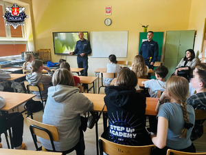 Uczniowie słuchają policjanta w czasie pogadanki na temat bezpieczeństwa