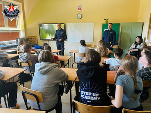 Uczniowie słuchają policjanta w czasie pogadanki na temat bezpieczeństwa