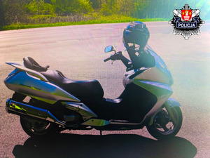 zdjęcie motocykla z położonym na kierownicy kaskiem w czasie słonecznej pogody