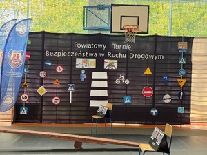 Zdjęcie ścianki na hali z okazji Powiatowego Turnieju BRD w Suchej Beskidzkiej
