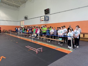 Dzieci stojące w grupach reprezentujących swoje szkoły na turnieju BRD