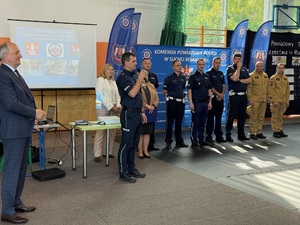 Zastępca Komendanta Powiatowego Policji przemawiający przez mikrofon