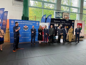 przemawiający przez mikrofon Komendant Powiatowy Policji w Suchej Beskidzkiej podczas finału turnieju