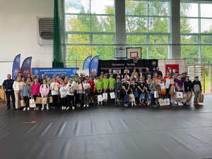 Grupowe zdjęcie na hali sportowej po wręczeniu nagród