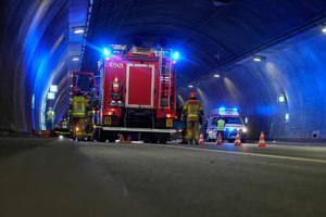 pojazd bojowy straży w tunelu podczas ćwiczeń