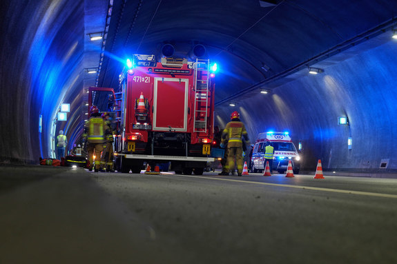 pojazd bojowy straży w tunelu podczas ćwiczeń