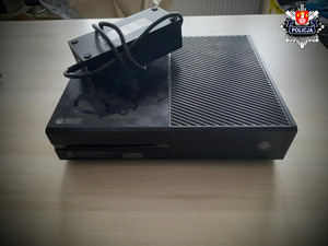 zdjęcie konsoli położonej na blacie