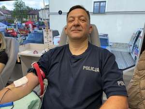 Policjant oddający krew w krwiobusie