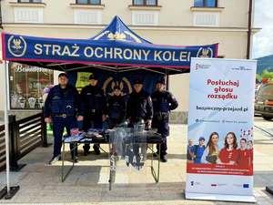 Zdjęcie funkcjonariuszy SOK i ich stoiska