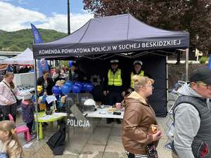 Policjanci Ruchu drogowego przy stoisku KPP w Suchej Beskidzkiej