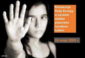 dłoń a w tle nastolatka i napis konwencja rady Europy w sprawie działań przeciwko handlu ludźmi