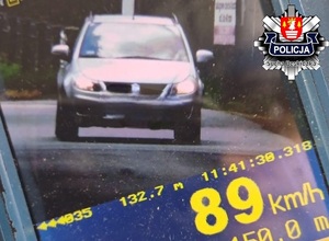 miernik laserowy i samochód marki suzuki