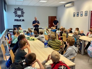 Policjant ruchu drogowego tłumaczy na temat bezpieczeństwa