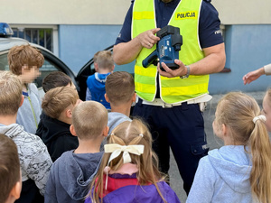 policjant trzymający miernik laserowy