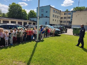 przewodnik psa zaczynający spotkanie z dziećmi na tle suskiej komendy