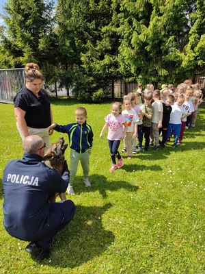 dzieci podchodzące do pieska obecności opiekuna i próbują go pogłaskać