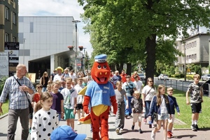 policek prowadzący dzieci z kina