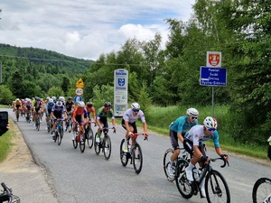 peleton wyjeżdżający z terenu gminy Bystra Sidzina