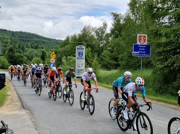 peleton wyjeżdżający z terenu gminy Bystra Sidzina