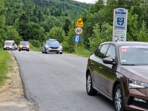 samochód policyjny prowadzący wyścig na odcinku Sidziny