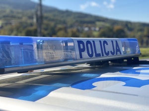 belka sygnałowa z napisem Policja na dachu radiowozu