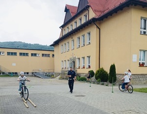 egzamin i rowerzysta wraz z policjantem na torze