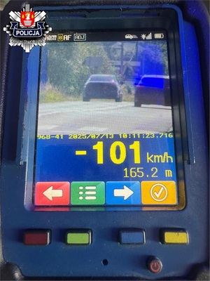 Zdjęcie fotoradaru i bmw przekraczającego prędkość