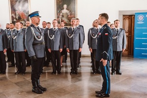 Dowódca uroczystości składający meldunek 1 zastępcy Komendanta Wojewódzkiego Policji w Krakowie