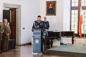 Komendant Powiatowy Policji w Suchej Beskidzkiej podczas przemówienia