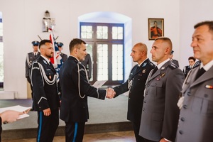 komendant wojewódzki wręcza akty mianowania