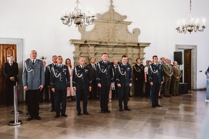 stojący komendanci i zaproszeni gości e na sali rycerskiej