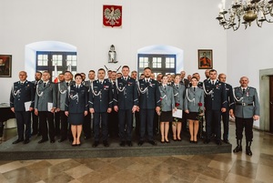 pamiątkowe zdjęcie mianowanych i zaproszonych gości