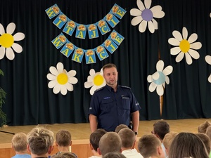 dzielnicowy stojący przed grupą dzieci