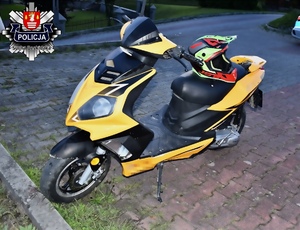 żółty motorower
