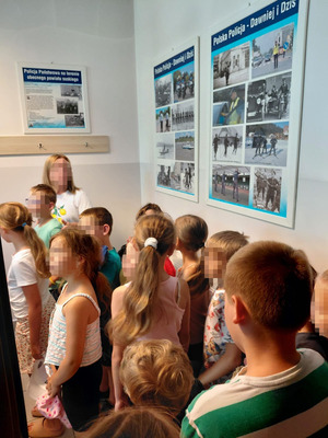 Dzieci słuchające historii na temat służby w Policji