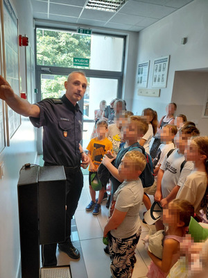 dzieci oglądające wystawę tablic z historią policji