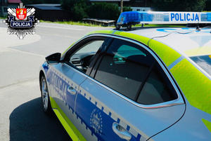 policyjny radiowóz stojący przy drodze