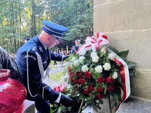 Składający wieniec Komendant Komisariatu Policji w Jordanowie pod pomnikiem