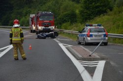 zdjęcie rozbitego motocykla leżącego na drodze