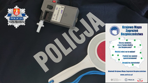 alcosensor wraz z tarcza do zatrzymywania samochodów na tle napisu policja wraz z logo KPP Sucha Beskidzka po lewej górnej stronie zdjęcia