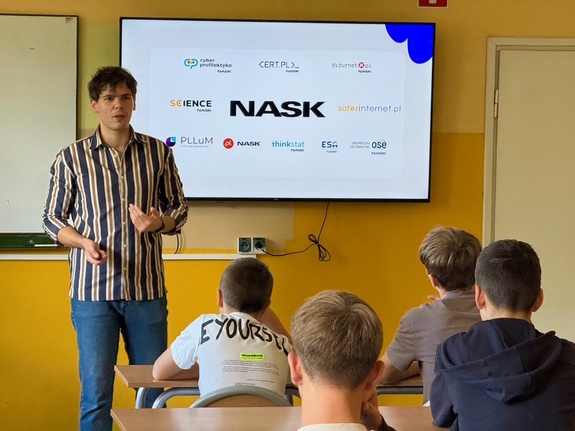 eksperrt tłumaczacy działalnośc nasku