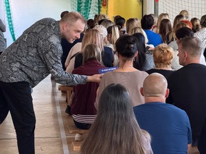 Ekspert wreczający informator rodzicowi na spotkaniu