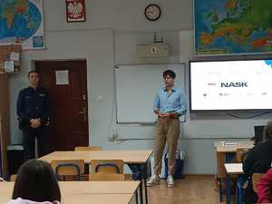 Dzielnicowy i przedstawiciel nask w czasie zajęć z młodzieżą