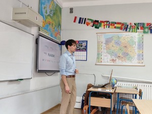 Ekspert z nask przy tablicy