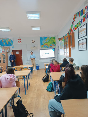 Dzielnicowy i przedstawiciel z nask podczas zajeć z młodzieżą