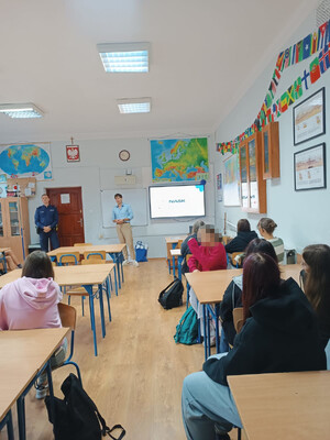 Dzielnicowy i przedstawiciel z nask podczas zajeć z młodzieżą