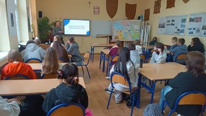 uczniowie słuchający wykładów z przedstawicielem nask